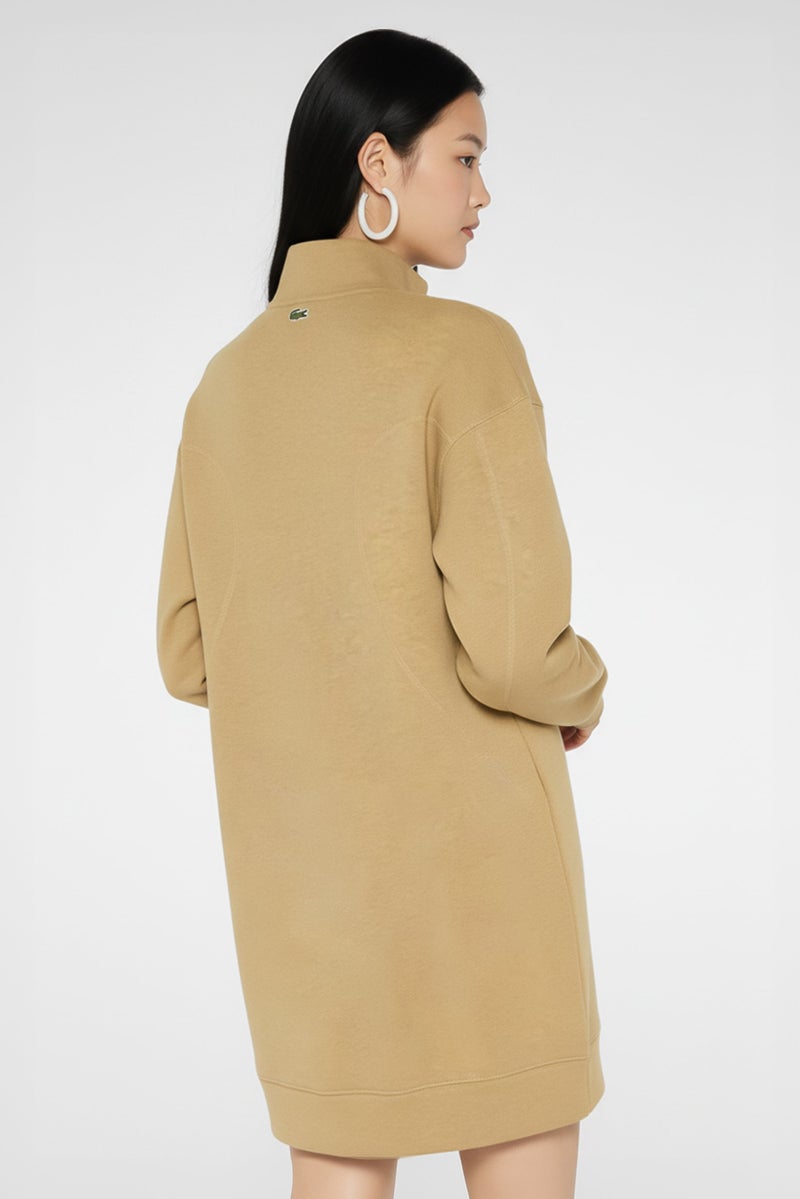 LACOSTE فستان سويت شيرت طويل الأكمام ذو نسيج للنساء، بيج داكن - Image 4